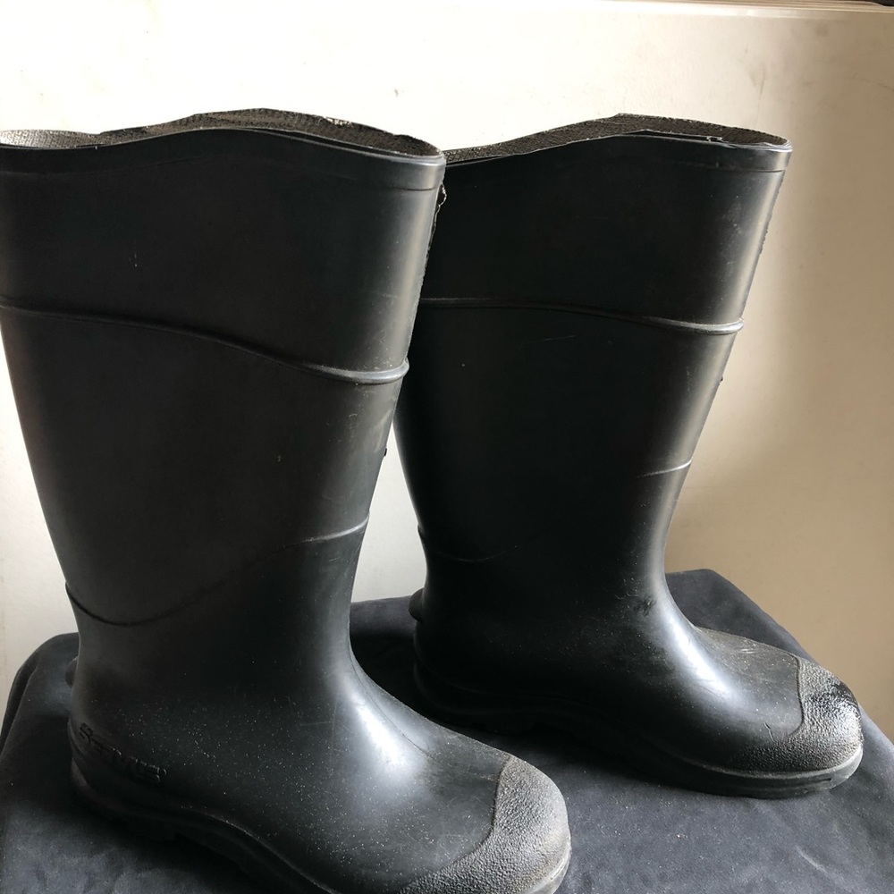 1B - Women’s SERVUS RUBBER BOOTS size 5